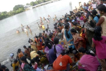 தமிழகம் முழுவதும் இன்று  ஆடிப்பெருக்கு விழா - காவேரி கரையோரங்களில் மக்கள் சிறப்பு வழிப்பாடு..!