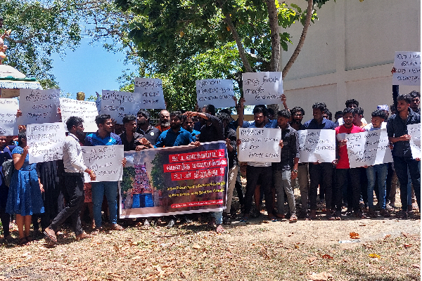 பறாளாய் ஆலய விவகாரம் - யாழ். பல்கலைக்கழக மாணவர்கள் போராட்டம் | Paralaimurugan Jaffnauniversitystudentunion
