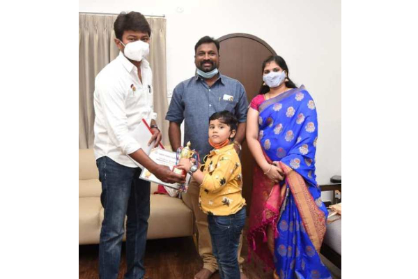 கையில் பெரியார் சிலை.. முதல்வர் கூறுவதை க்யூட்டாக கேட்கும் 5வயது சிறுவன் கொடுத்த இன்ப அதிர்ச்சி | Du Cm Stalin Gifts Periyar Statue For 5 Year Old