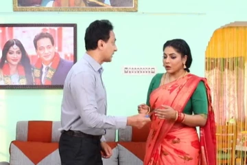 கோபத்தில் கத்தி எடுத்த கோபி, ஷாக் ஆன ராதிகா! பாக்கியலட்சுமி சீரியலில் பரபரப்பு