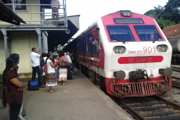 ரயிலின் மிதிபலகையில் பயணித்த நால்வருக்கு நேர்ந்த சோகம்