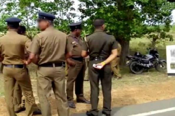 மதுபான போத்தல்களை மோட்டார் சைக்கிளில் ஏற்றிச் சென்ற நபருக்கு நேர்ந்த கதி! | Person Carry Liquor Bottles Motorcycle Arrested