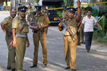 யாழில் பொலிஸ் காவலரண் அடையாளம் தெரியாத நபர்களால் உடைப்பு