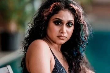 வெறும் நகை தான் மேலாடை.. ஆடையில்லாத புகைப்படத்தை வெளியிட்ட சர்ச்சை நடிகை ஜானகி..