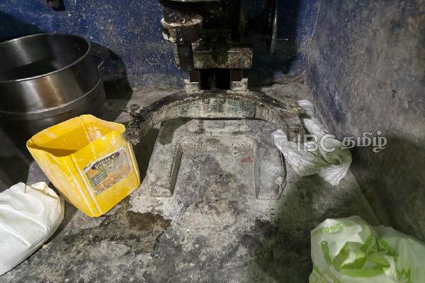 உணவுகளில் பல்லி எச்சம் : மன்னாரில் வெதுப்பகம் மீது சுகாதாரதுறை நடவடிக்கை | Lizard Residue Food Takes Action Bakery