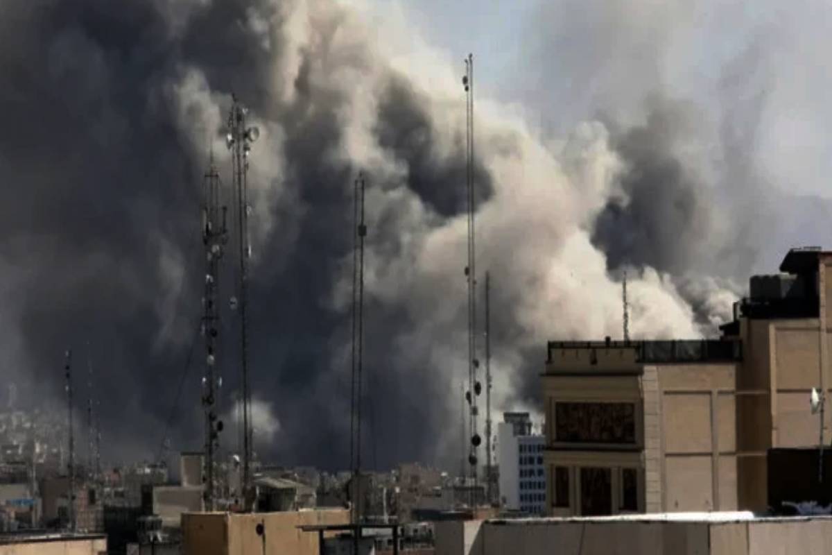 ஈரானுக்கு இறுதி கெடு! வான்வழி தாக்குதலில் சிதறிய குடியிருப்பு கட்டடம் - 13 பேர் பலி | Airstrikes Hit Iran 13 Killed In Eslamshar