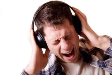 எந்நேரமும் காதில் ஹெட்செட் பயன்படுத்தினால் ஏற்படும் விளைவுகள் என்ன? அலட்சியம் வேண்டாம்....