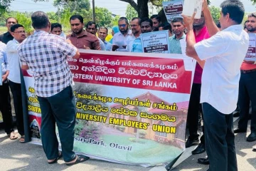 தென்கிழக்கு பல்கலைக்கழகத்தில் அடையாள பணிப்புறக்கணிப்பு போராட்டம் (Photos)