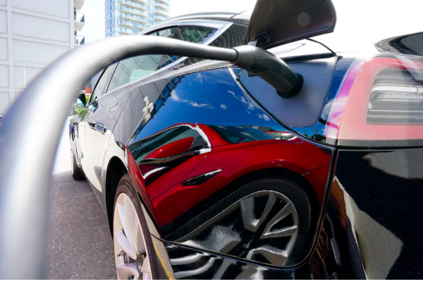 கனடாவில் மின்சார வாகன விற்பனையில் வீழ்ச்சி | Canadians Buying Fewer Electric And Plug In Hybrid