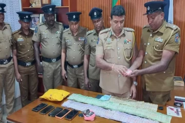 அழகு நிலையத்திற்குள் தம்பதியரின் தகாத செயல் ; கட்டுக்கட்டாக மீட்க்கப்பட்ட பணம்