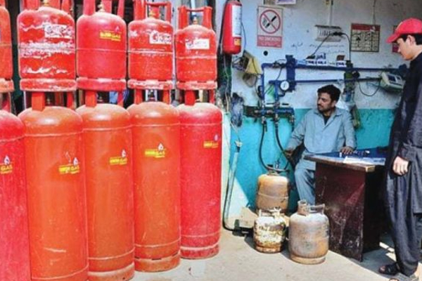 சிலிண்டர்களுக்கு தட்டுப்பாடு; பொலித்தீன் பைகளில் எரிவாயு நிரப்பி செல்லும் மக்கள்! | People Filling Gas In Polythene Bags