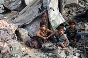 காசாவில் மருத்துவமனை அருகே வான்வழித் தாக்குதல்: 10 குழந்தைகள் உட்பட 15 பேர் பலி