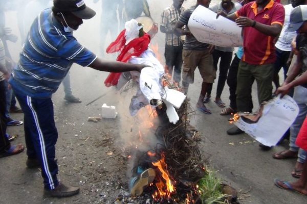 கோட்டாபயவின் கொடும்பாவி நடுவீதியில் எரிப்பு - ஹட்டனில் கிளர்ந்தெழுந்த மக்கள் (படங்கள்) - ஐபிசி தமிழ்