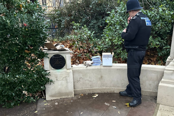 லண்டன் பூங்காவில் கிடந்த மர்ம பார்சல்... வெடிகுண்டு நிபுணர்கள் குவிப்பு | Christmas Card Box Sparks Bomb Scare Westminster லண்டன் பூங்காவில் கிடந்த மர்ம பார்சல்... வெடிகுண்டு நிபுணர்கள் குவிப்பு | Christmas Card Box Sparks Bomb Scare Westminster