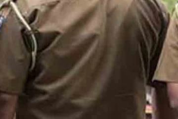 අලුත් අවුරුදු දා පියාට පහරදුන් කොස්තාපල් පුතා..