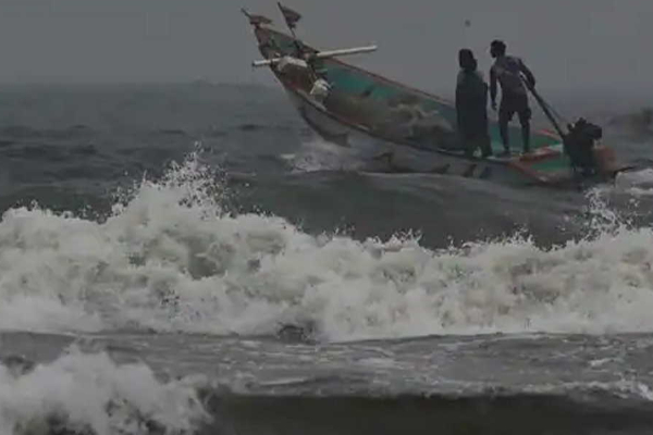 காணாமல் போயுள்ள நான்கு பிள்ளைகளின் தந்தை - கடற்றொழிக்கு சென்ற நிலையில் விபரீதம் | 54 Year Old Father Four Fishing Has Gone Missing