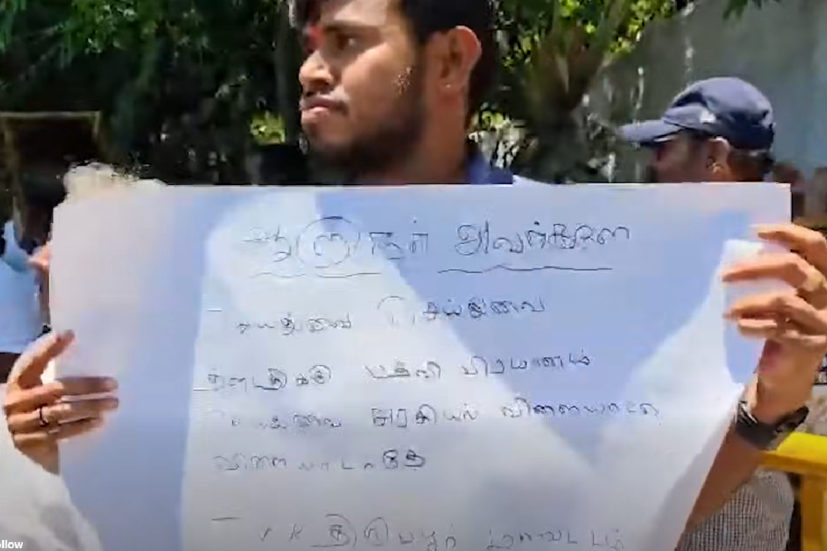 விஜய்க்கு பதவிப்பிரமாணம் ; ஆளுநர் மாளிகைக்கு வெளியே TVK ஆதரவாளர்கள் போராட்டம் | Vijay Sworn In Tvk Supporters Stage Protest