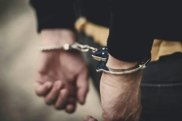 பொலிஸ் வேடத்தில் பல இலட்சம் கொள்ளை! | Robbery Of Several Lakhs In The Guise The Police