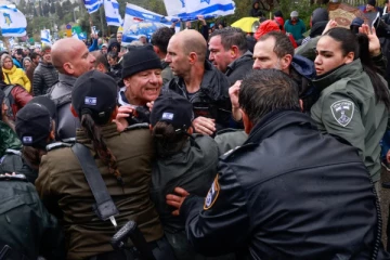 இஸ்ரேல் அரசாங்கத்திற்கு எதிராக மக்கள் போராட்டம்; பலர் கைது