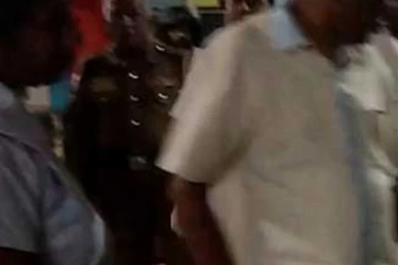 රේල් පාරේ නින්ද ගිය දෙදරු පියා ට සිදු වූ අවාසනාවන්ත සිදුවීම..