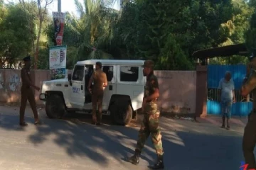 யாழில் பெற்றோல் குண்டு வீச்சு நடத்தி வன்முறைக்குழு வாள்களுடன் அட்டகாசம்