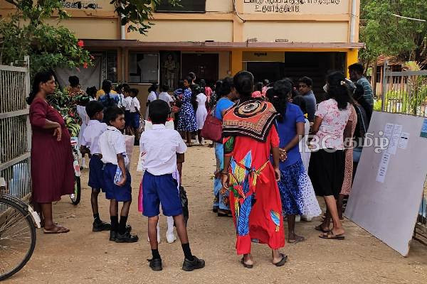 யாழில் ஆர்வத்துடன் புலமைப்பரிசில் பரீட்சையில் பங்கேற்ற மாணவர்கள் | Grade 5 Scholarship Exam Centers In Jaffna