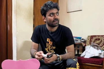 தன் பிறந்தநாளில் இளம் பாடகிக்கு ஸ்பெஷல் பரிசு கொடுத்த கார்த்திக் தேவராஜ்! என்ன தெரியுமா?