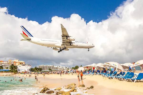 உலகின் ஆபத்தான விமான நிலையங்கள்! விசேட பயிற்சி பெற்ற விமானிகளால் மட்டுமே சாத்தியம் | The 7 Most Dangerous Airports In The World