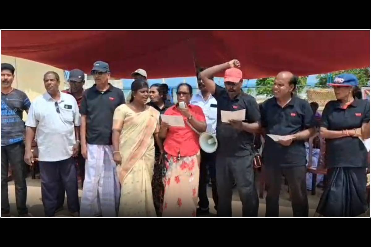 பலாலியில் 17ஆவது வாரமாக தொடரும் நிலமீட்பு போராட்டம் : மயங்கி விழுந்த பெண் ! | Land Realease Protest In Palali Woman Who Fainted பலாலியில் 17ஆவது வாரமாக தொடரும் நிலமீட்பு போராட்டம் : மயங்கி விழுந்த பெண் ! | Land Realease Protest In Palali Woman Who Fainted
