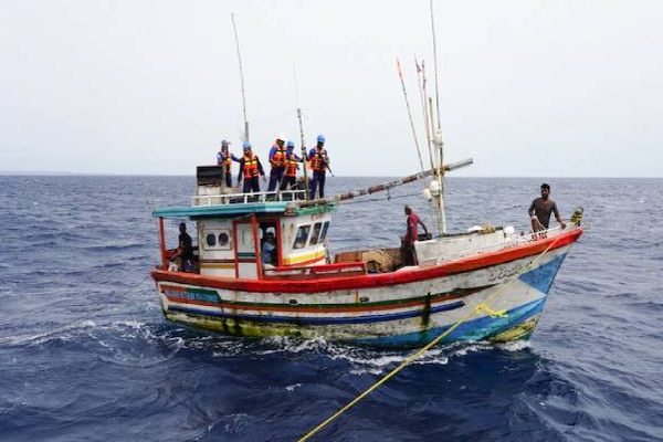 இலங்கையிலிருந்து சட்டவிரோதமாக  வெளியேறிய 10 பேருக்கு நேர்ந்த கதி! | 10 People Who Left Sri Lanka Illegally Arrest Navy