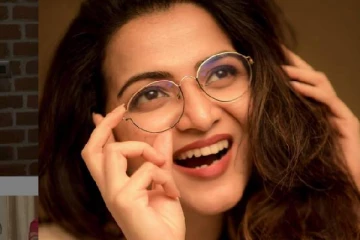 மேக்கப்பே இல்லாமல் டிரெளசருடன் போஸ்! தொகுப்பாளினி டிடியின் கலக்கல்..