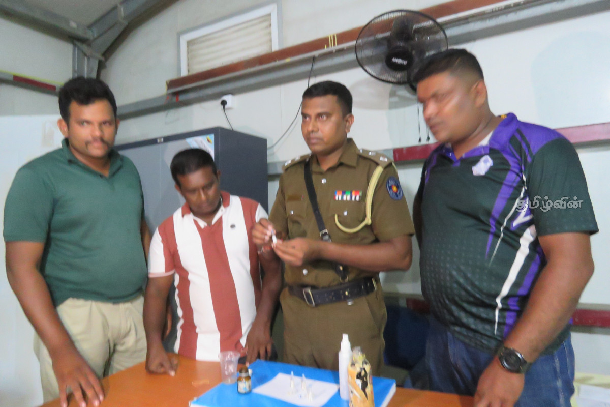 பேருந்தில் தனியாக பயணிப்பவர்களுக்கு மயக்க மருந்து கொடுக்கும் கும்பல் - பொலிஸார் எச்சரிக்கை! | Robbery By Drugging In Jaffna பேருந்தில் தனியாக பயணிப்பவர்களுக்கு மயக்க மருந்து கொடுக்கும் கும்பல் - பொலிஸார் எச்சரிக்கை! | Robbery By Drugging In Jaffna