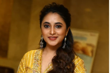 துபாயில் சுற்றுலா சென்றுள்ள நடிகை பிரியங்கா மோகன்.. வெளிவந்த அழகிய புகைப்படங்கள்