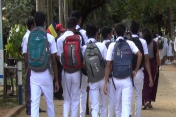 பாடசாலைக்குள் மதுபான விருந்து ; கையும் களவுமாக சிக்கிய மாணவர்கள்