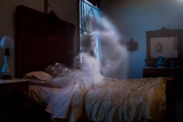 புகைப்படத்துக்கு போஸ் கொடுத்த மூன்றுபேர்: நான்காவதாக தெரிந்த உருவம் ஏற்படுத்திய திகில்