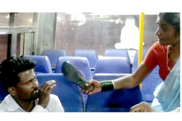 பேருந்தில் அத்துமீறிய இளைஞரை செருப்பால் பளார்.. பளார்ன்னு அடித்த பெண் - வைரலாகும் வீடியோ