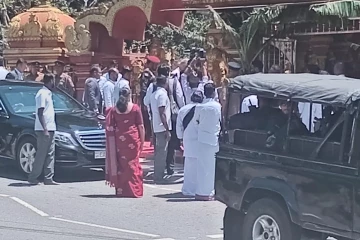 இந்திய பாதுகாப்பு அமைச்சர் ராஜ்நாத் சிங் நுவரெலியா சீதையம்மன் ஆலயத்தில் வழிபாடு