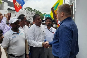 கொழும்பில் பிரதமர் அலுவலகத்திலிருந்து ரஷ்ய தூதரகம் வரை கவனயீர்ப்பு பேரணி (Video)