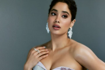 வேற லெவல் ஹாட் உடையில் ஜான்வி கபூர்.. லேட்டஸ்ட் ஸ்டில்கள்