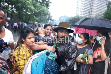 ගුරු සටනින් 10ක් රෝහලේ - දෙදෙනෙකුගේ ඇස් අන්ධ වෙයි. - (VIDEO/PHOTOS)