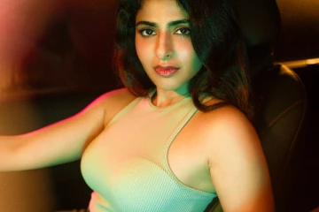 நடிகை ஐஸ்வர்யா மேனன் கிளாமர் போட்டோஷூட்