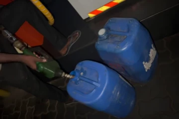 எரிபொருள் நிரப்பு நிலையத்திற்கு முன்பாக தற்கொலைக்கு முயற்சித்த இளைஞர் : நீதிமன்றம் பிறப்பித்த உத்தரவு (PHOTOS)