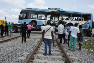 பேருந்து மீது ரயில் மோதி பயங்கர விபத்தில் 6 பேர் பலி! நைஜீரியாவில் சோக சம்பவம்