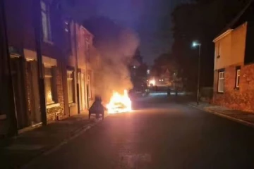 தீக்கிரையாக்கப்பட்ட வாகனங்கள்... பிரித்தானியாவின் கடலோர நகரம் ஒன்றில் மக்கள் கொத்தாக வெளியேற்றம்