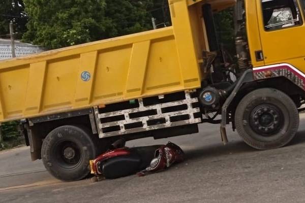 யாழில் நூலிழையில்  உயிர் தப்பிய பெண்கள்! | Women Who Survived In Jaffna Accident