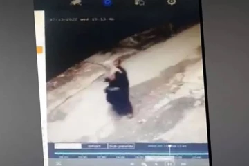 பட்டப்பகலில் தெருவில் சென்ற பெண்ணுக்கு பாலியல் தொல்லை - அதிர்ச்சிக்குள்ளாக்கிய சிசிடிவி காட்சிகள்!