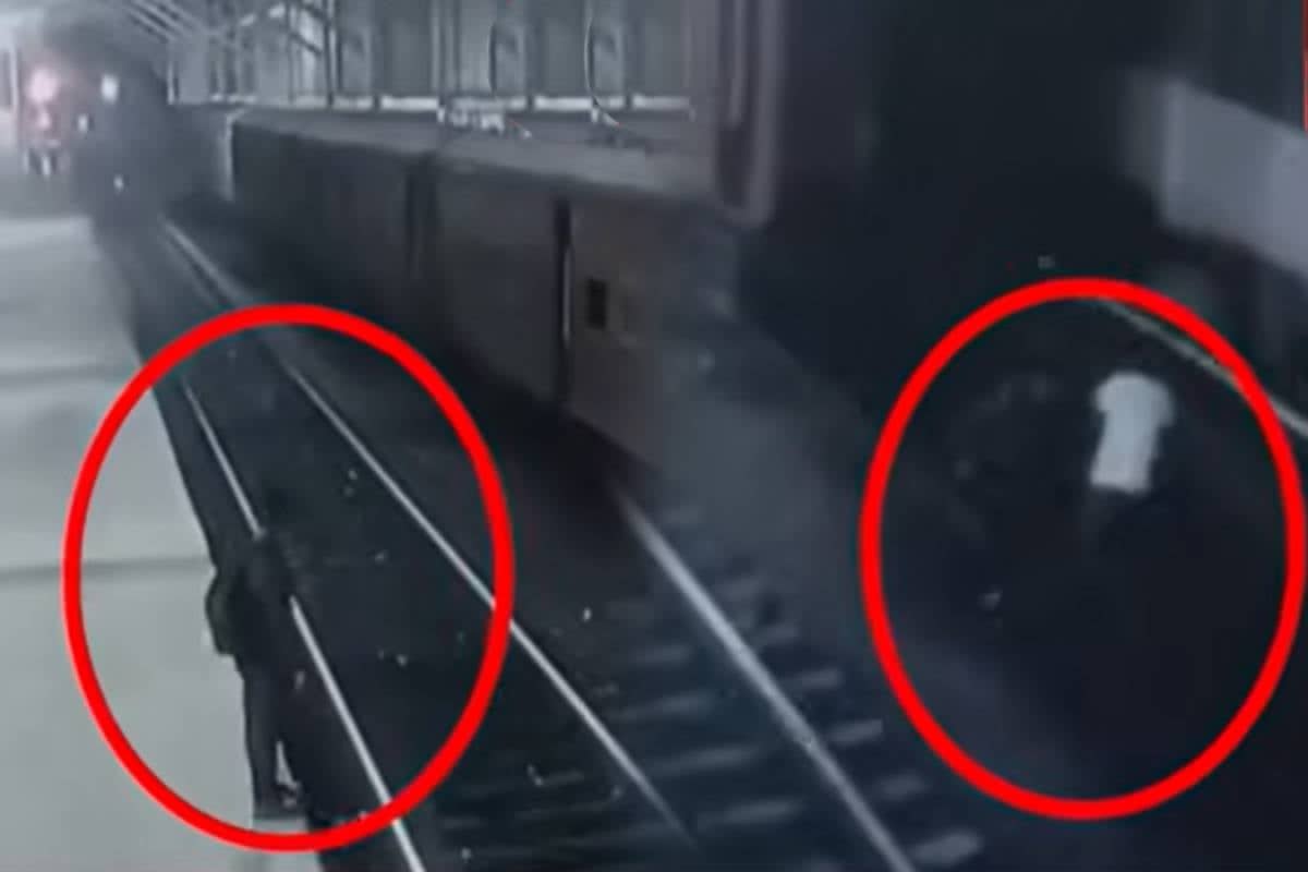 இளைஞனின் உயிரை நொடிப்பொழுதில் காப்பாற்றிய ரயில்வே ஊழியர் | Railway Employee Saves Young Mans Life இளைஞனின் உயிரை நொடிப்பொழுதில் காப்பாற்றிய ரயில்வே ஊழியர் | Railway Employee Saves Young Mans Life
