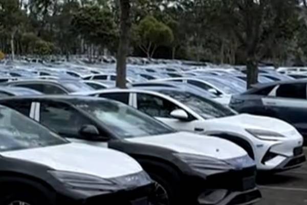 வெளிநாடொன்றில் மலைபோல் குவிந்து கிடக்கும் சீனாவின் விற்காத மின்சார வாகனங்கள் | Unsold Chinese Electric Vehicles வெளிநாடொன்றில் மலைபோல் குவிந்து கிடக்கும் சீனாவின் விற்காத மின்சார வாகனங்கள் | Unsold Chinese Electric Vehicles