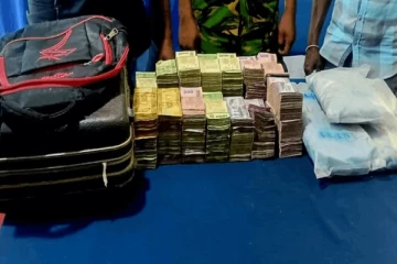 கட்டுக்கட்டாக கோடிக்கணக்கான பணத்துடன் சிக்கிய குழு ; சிக்க வைத்த இரகசிய தகவல்