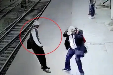 ரயில் நிலையத்தில் நடந்த கோர சம்பவம்! நெட்டிசன்களை ஒரு நிமிடம் உறைய வைத்த காட்சி